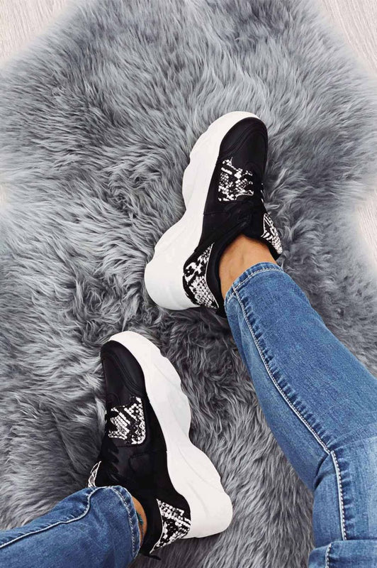 Sneakers nere con inserti pitonati e lacci