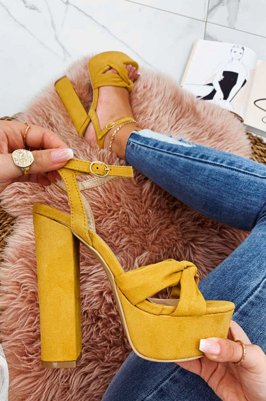 Red sandals with knot and high heel