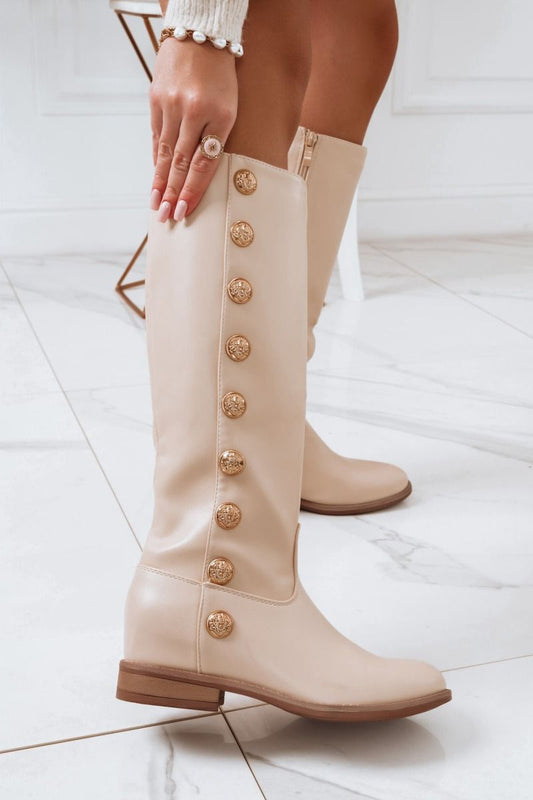 Botas beige con botones dorados y cuña interna