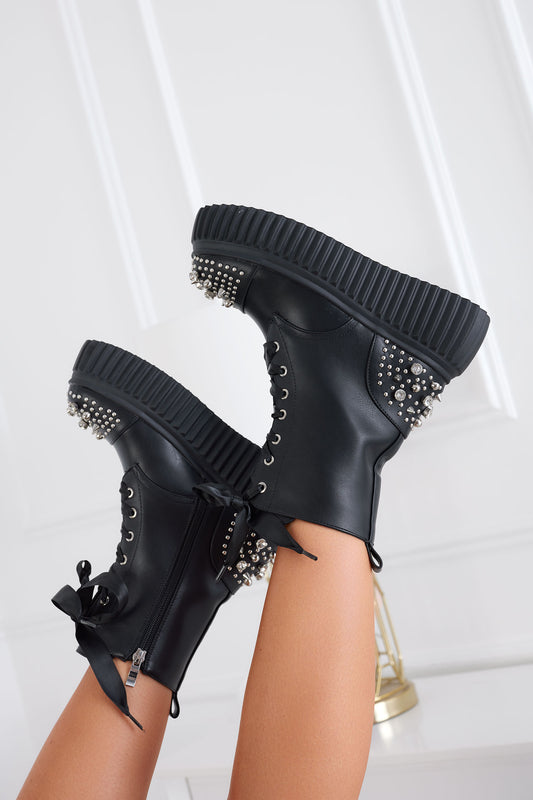 Botines negros Alexoo tipo militar con tachuelas y strass