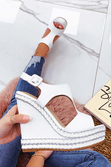 Sandalias blancas con cuña e inserciones de cuerda plateada