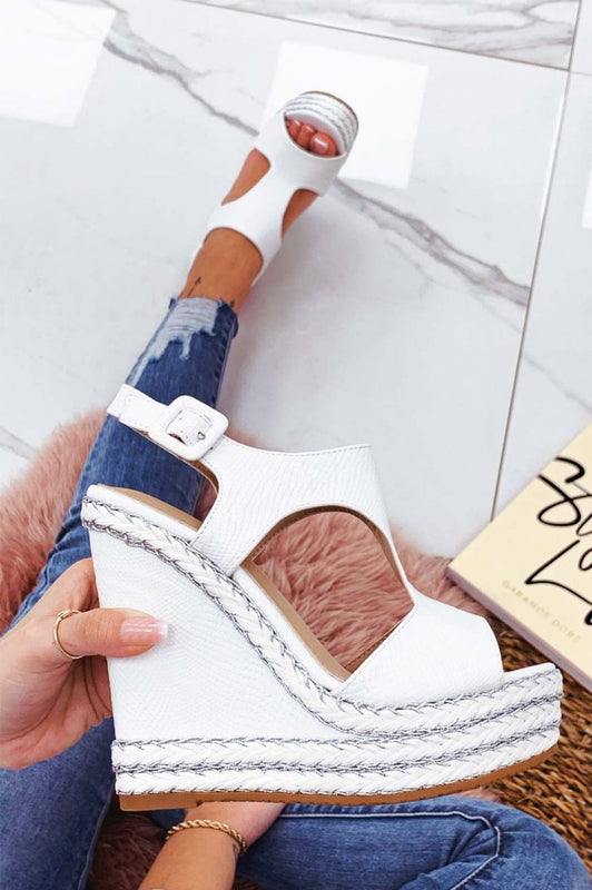 Sandalias blancas con cuña e inserciones de cuerda plateada