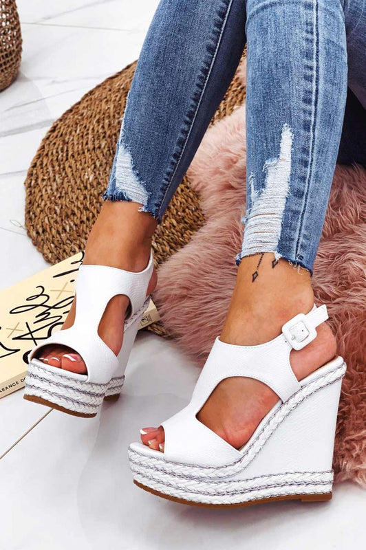 Sandalias blancas con cuña e inserciones de cuerda plateada