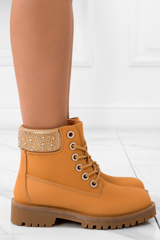 Bottines camel style rangers avec strass sur le bord