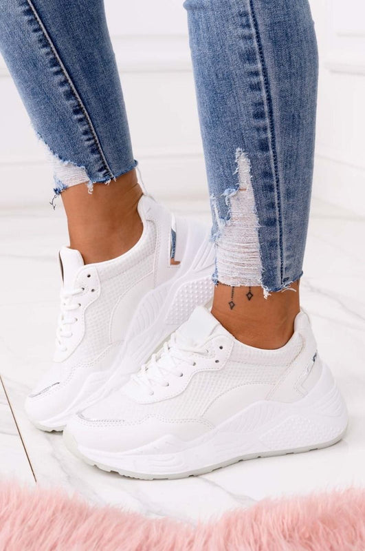 Zapatillas blancas efecto pitón y suela gruesa