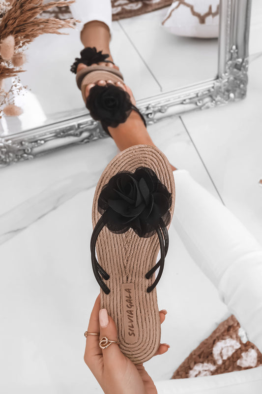 Sandalias tipo chancla negras con flor aplicada