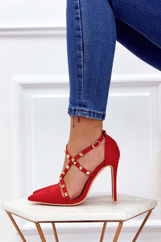 Escarpins rouges en daim avec clous dorés et talons hauts