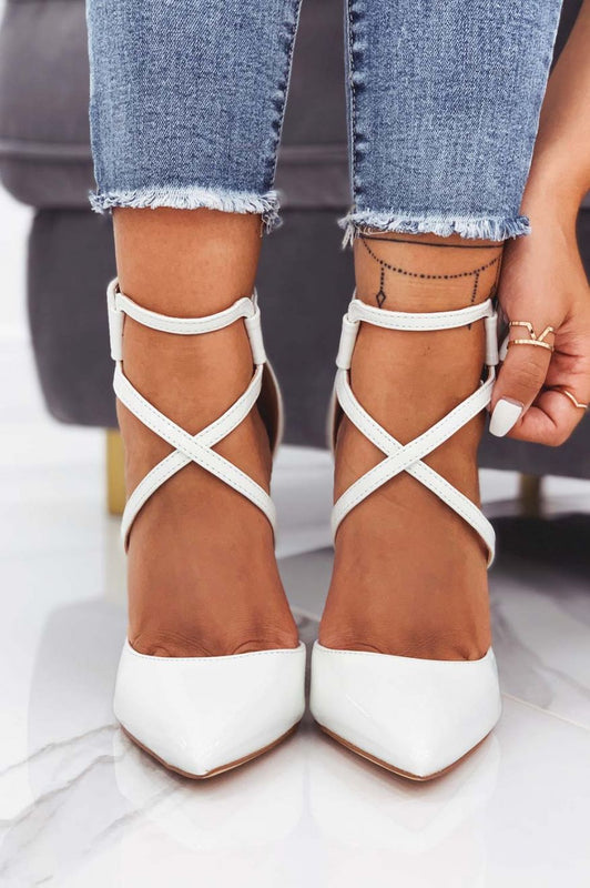 Decolletè bianche in vernice con  tacco a spillo e fibbia