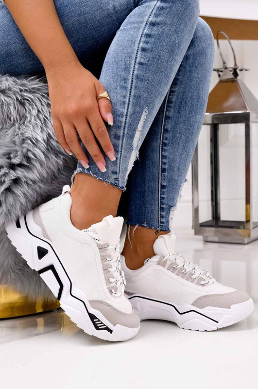 Sneakers bianche scamosciate con suola spessa e lacci