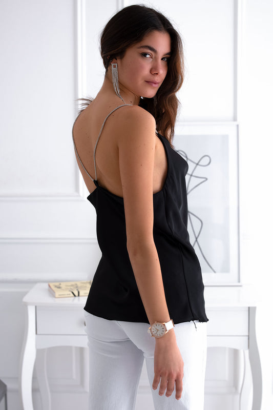 Top noir en satin avec bretelles en strass