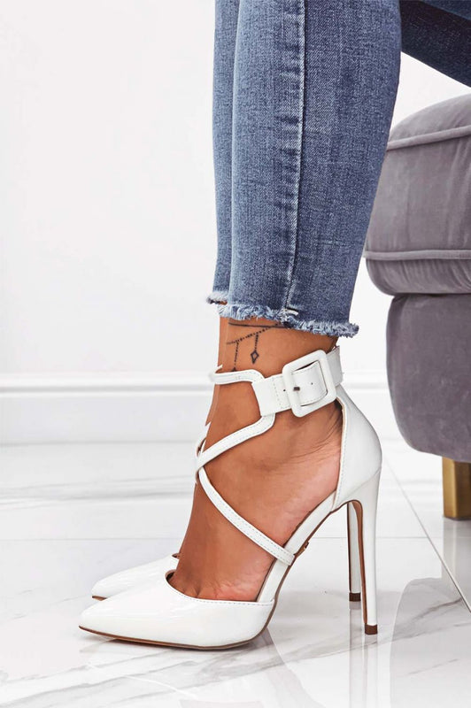 Decolletè bianche in vernice con  tacco a spillo e fibbia