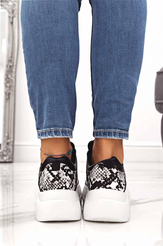 Sneakers nere con inserti pitonati e lacci