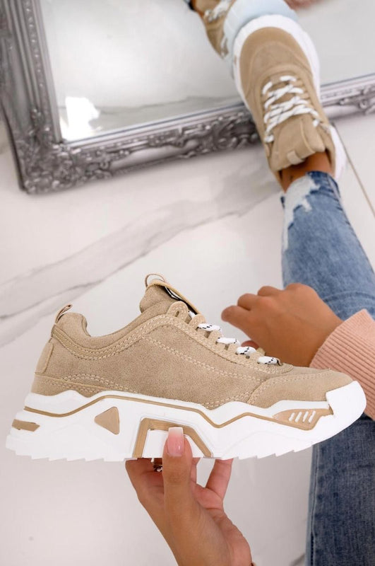 Sneakers beige scamosciate con suola spessa e lacci
