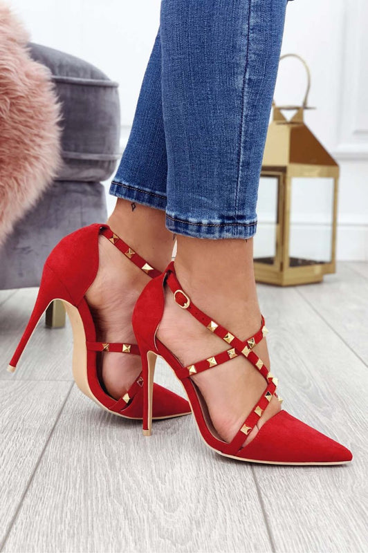 Escarpins rouges en daim avec clous dorés et talons hauts