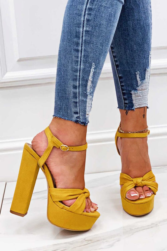 Red sandals with knot and high heel