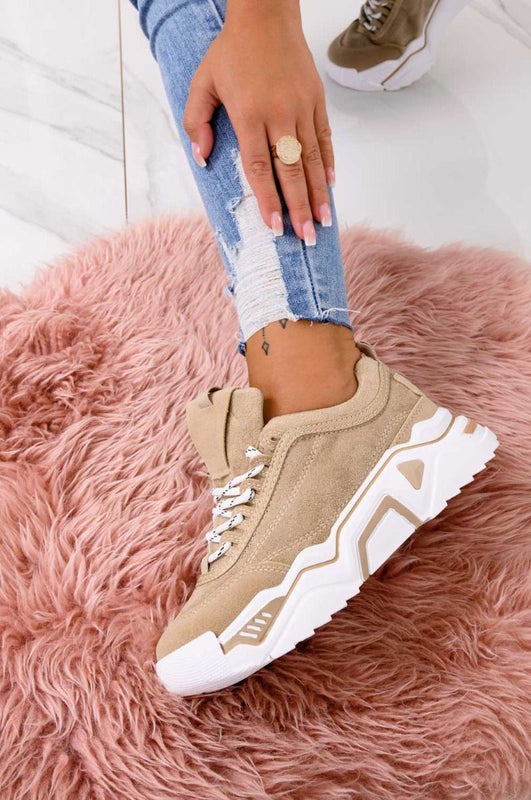 Sneakers beige scamosciate con suola spessa e lacci