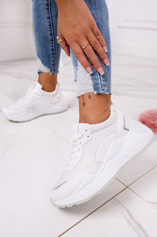 Zapatillas blancas efecto pitón y suela gruesa