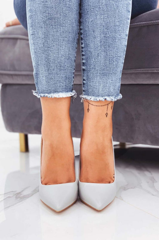 Zapatos de tacón altos grises de piel sintética