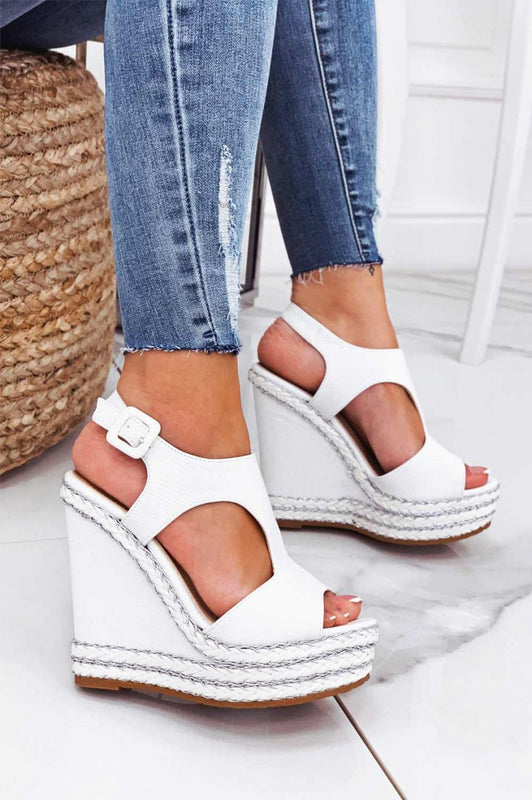 Sandalias blancas con cuña e inserciones de cuerda plateada