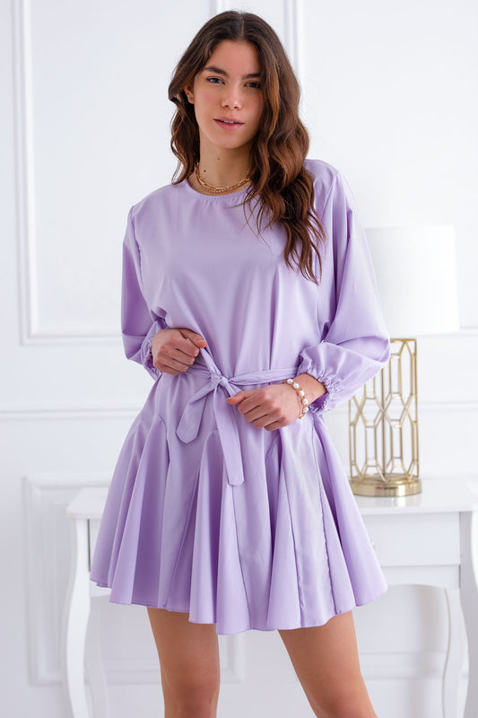 Vestido lila de vuelo con lazo en la cintura