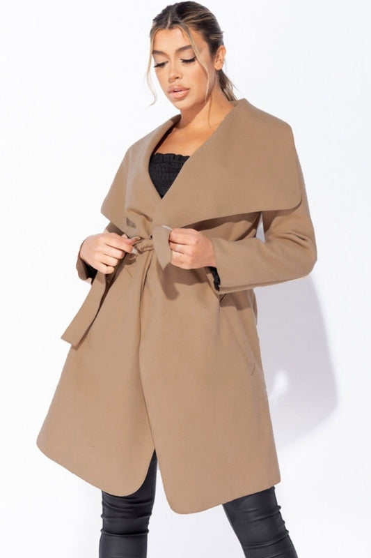 Abrigo marrón ligero con cinturón de cordón