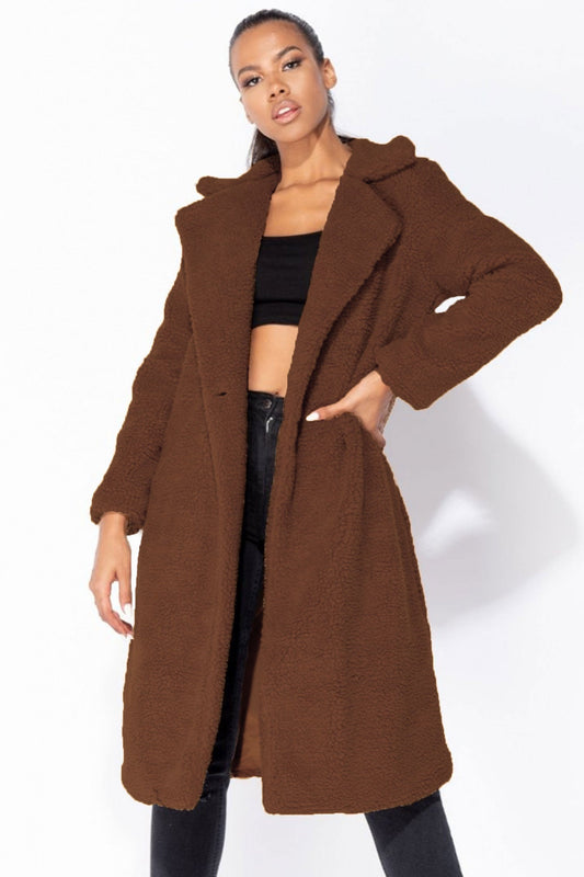 Abrigo marrón de borreguito con bolsillos y botones