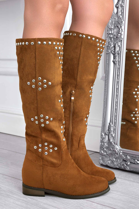 Bottes marron en daim avec clous
