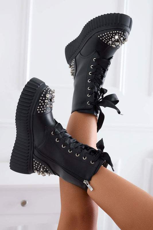 Botines negros Alexoo tipo militar con tachuelas y strass