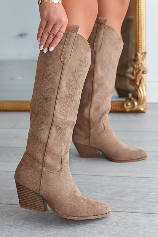 Bottes en daim couleur boue avec broderie