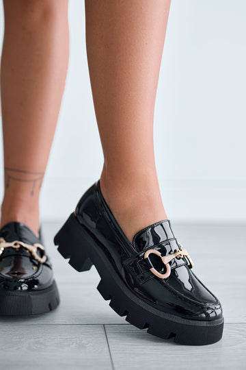 Mocassins noirs en vernis avec boucle dorée
