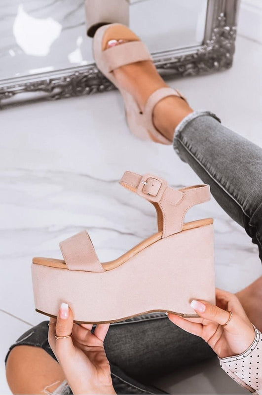 Sandali beige con zeppa a piattaforma